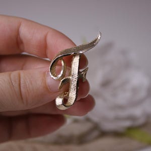 Mamselle Vintage tono dorado letra inicial F broche Monograma broche Letra F pin