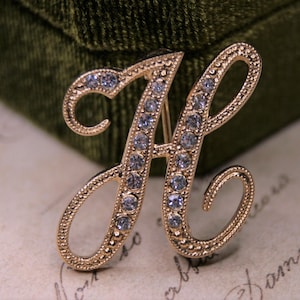 Broche con letra H de diamantes de imitación Broche vintage con monograma en tono dorado