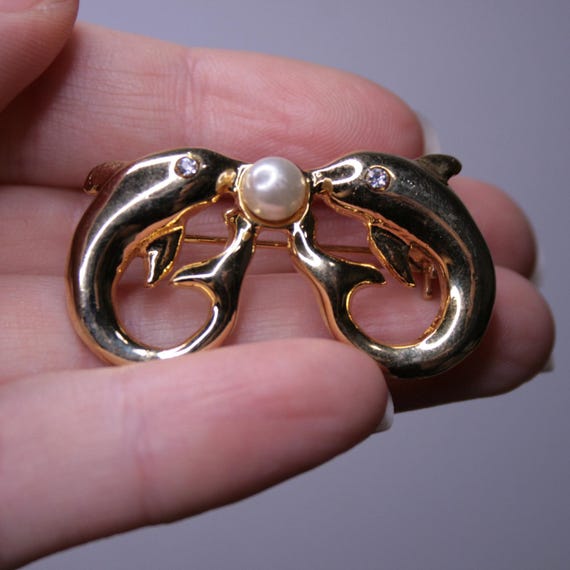 【A&S】イルカのゴールドトーンブローチ A&S】イルカのゴールドトーンブローチ LC メタル イルカ 2匹 モチーフ