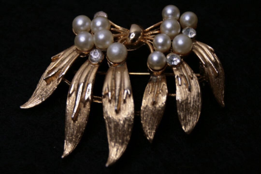 Lisner Gold Tone Leaf Brooch Vintage Faux Pearl and Rhinestone