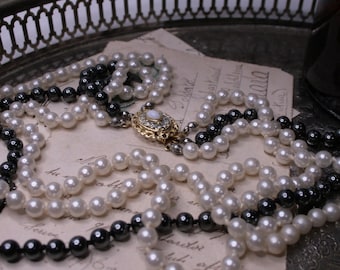 Collana vintage multi fili di perle finte. Collana di perle bianche e nere