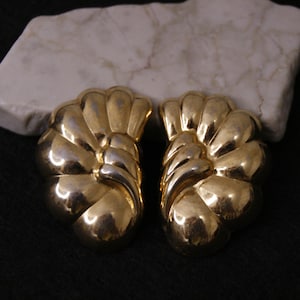 Vintage shell shape stud earrings Gold tone seashell earrings