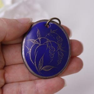 Vintage handgeschilderde porseleinen bloemenhanger ovale blauw en gouden hanger Gesigneerd Bavaria Handgemalt
