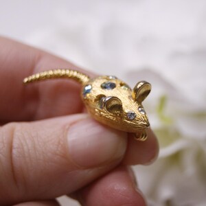 Petite Broche Souris Dorée Avec Strass Blanc – Bijou Fantaisie Mignon – Neuf Sans Emballage