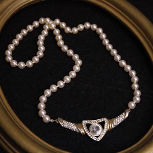 Vintage faux pearl rhinestone necklace, Gold tone rhinestone fixed pendant