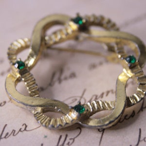 Gerrys wreath brooch with green rhinestoneы Vintage gold tone circle brooch