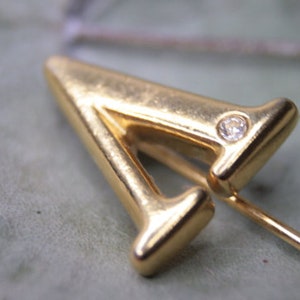 Corbata de alfiler de palo "A" con monograma 3D en tono dorado vintage, alfiler de solapa clásico inicial