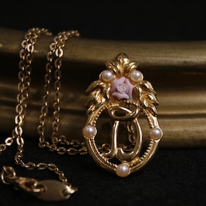 Collar con colgante de letra inicial D vintage de Avon Colgante con monograma floral Collar de cadena en tono dorado