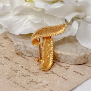Broche vintage con letra inicial T en tono dorado Broche con monograma cepillado Broche con nombre