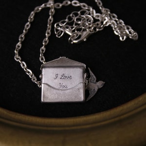 Collar con letra de sobre vintage Colgante con letra grabada "Te amo" Medallón con mensaje secreto