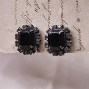 Boucles d&#39;oreilles clip vintage Liz Palacios à fleurs en strass noirs et transparents