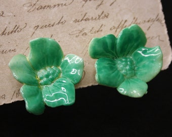 Boucles d'oreilles clip fleur vintage en plastique vert Énorme clip floral sculpté sur boucles d'oreilles