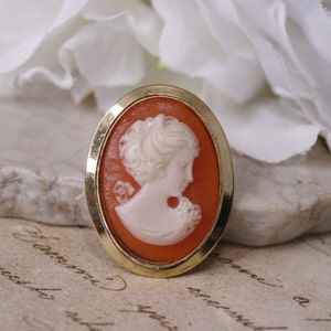 Vintage small cameo brooch Oval pink cameo lady pin in a gold tone frame
