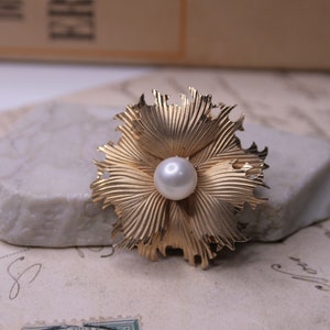 Vintage flower brooch with faux pearl, Gold tone ruffled petals flower brooch