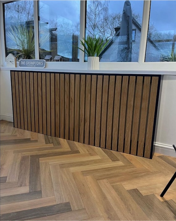 Cubrerradiador Con Estante HOMCOM 152x19x81 Cm - MDF Blanco, Diseño Listones, Protección Y Decoración