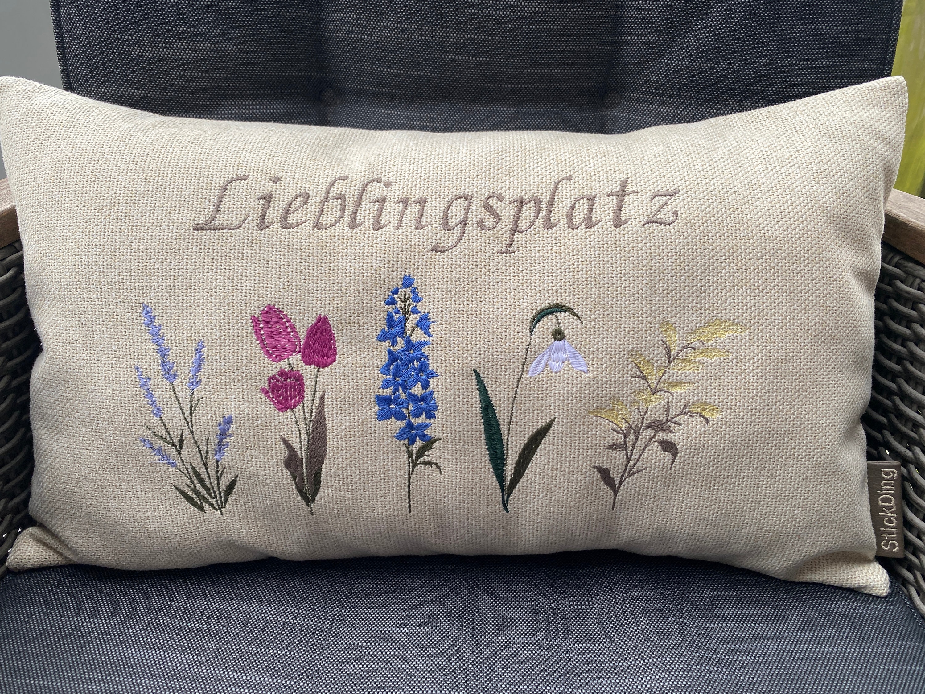 Kissen mit Blumen individuell bestickt mit Name oder Text personalisiert