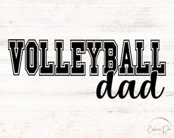 Può includere: Design grafico in bianco e nero con la scritta "VOLLEYBALL dad" in un carattere audace e collegiale. La parola "dad" è in corsivo. L'immagine è ambientata su uno sfondo di venature di legno chiaro.