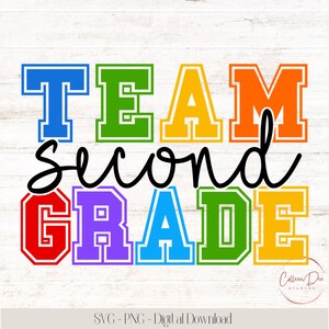 Pode incluir: Um design gráfico colorido com as palavras "TEAM SECOND GRADE" em letras em negrito e contornadas. A palavra "TEAM" está em azul, verde, amarelo e laranja. "SECOND GRADE" está em vermelho, roxo, azul, verde e amarelo.