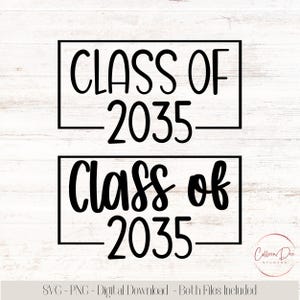 Könnte beinhalten: Zwei schwarz-weiße Grafikdesigns mit dem Text "Class of 2035" in einem rechteckigen Rahmen. Das obere Design hat den Text in einer einfachen Schriftart, während das untere Design den Text in einer kursiven Schriftart hat.