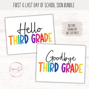 Könnte beinhalten: Ein Set aus zwei weißen Schildern für den ersten und letzten Tag der dritten Klasse. Die Schilder haben schwarzen Kursivtext mit den Worten "Hallo" und "Auf Wiedersehen". Die Wörter "THIRD GRADE" sind in Regenbogenfarben gehalten. Die Schilder sind mit "INSTANT DOWNLOAD NOT EDITABLE!" beschriftet.