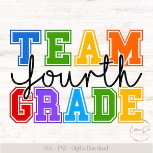 Peut inclure: Graphique coloré avec l'inscription "TEAM fourth GRADE" en lettres majuscules et en gras. Les lettres sont de différentes couleurs : bleu, vert, orange, rouge, violet et jaune, avec des contours blancs. Les mots sont disposés en pile.