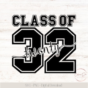 Könnte beinhalten: Schwarz-weißes Grafikdesign mit dem Text "CLASS OF 32". Die Zahl "32" ist groß und fett, mit dem Wort "twenty" in Kursivschrift geschrieben. Das Design ist für einen digitalen Download.