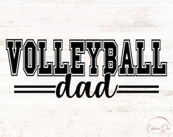 Può includere: Grafica in bianco e nero con la scritta "VOLLEYBALL dad". La parola "VOLLEYBALL" è in grassetto, mentre "dad" è in corsivo. Lo sfondo presenta un motivo a venature di legno chiaro.