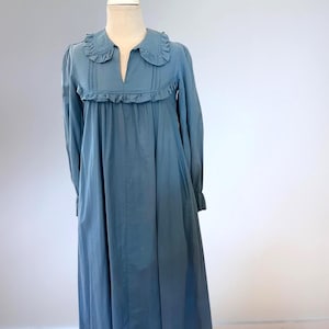 Vintage geplooide Laura Ashley-jurk uit de jaren 70, gemaakt in Wales. 100% katoenen cottage core hemelsblauwe kraag met ruches Pioneer Farm Girl Country Picnic