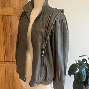 Veste en cuir espagnol souple beurre avec pompons