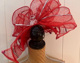 Splendido fascinator oversize della modista australiana Michelle Cameron di M&M Millinery. Realizzato in Sinemay rosso brillante con rete e cristalli.
