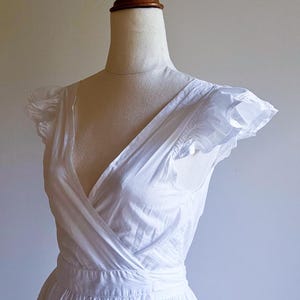 Vintage jaren 70 Laura Ashley wikkeljurk van puur wit katoen | Franjemouwen Diepe V-hals Strikband in de taille |  Lunch |  Tuinfeest |  Huwelijksreis