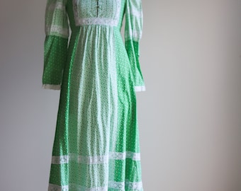 Vintage 1970s Green and White Floral Cotton Prairie Dress with High Neck, Full Skirt, Puff Sleeves and Button Bodice. US Size 2.