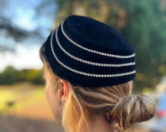 Superbe chapeau en velours et strass