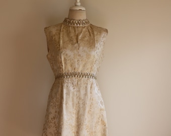 Vintage jaren 60 brokaat zijden mini-jurk | Handgemaakt | Vintage bruid | Tweede blik | Bruidsmode |  Versierd | Pailletten |  Goud en crème