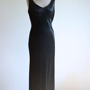 Vintage jaren 90 voorgesneden zwarte satijnen maxi-jurk | V-hals | Korte mouwen | Cocktailparty | Bruiloftsgast | Black Tie-evenement | Rode loper | Gala: