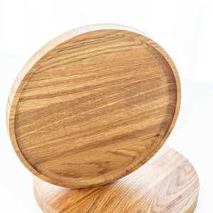 Plateau rond en bois de chêne Plateau de service Plateau à collations en bois Cadeau nuptiale de douche Organiseur circulaire en bois Plateau ottoman Assiette en bois de chêne image 1