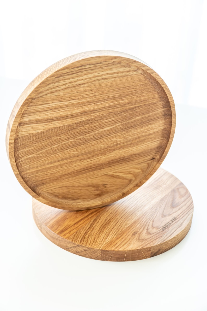 Plateau rond en bois de chêne Plateau de service Plateau à collations en bois Cadeau nuptiale de douche Organiseur circulaire en bois Plateau ottoman Assiette en bois de chêne image 1