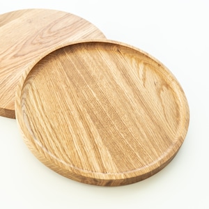 Plateau rond en bois de chêne Plateau de service Plateau à collations en bois Cadeau nuptiale de douche Organiseur circulaire en bois Plateau ottoman Assiette en bois de chêne image 2