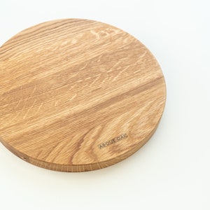 Plateau rond en bois de chêne Plateau de service Plateau à collations en bois Cadeau nuptiale de douche Organiseur circulaire en bois Plateau ottoman Assiette en bois de chêne image 4