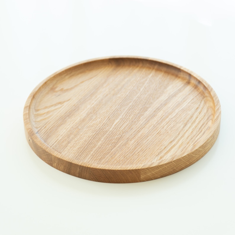 Plateau rond en bois de chêne Plateau de service Plateau à collations en bois Cadeau nuptiale de douche Organiseur circulaire en bois Plateau ottoman Assiette en bois de chêne image 3