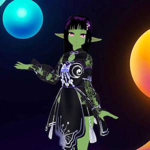 Pode incluir: Um personagem de anime de pele verde, cabelo roxo e olhos rosa, vestindo um vestido preto e verde com detalhes brancos. O personagem está em pé em frente a um fundo azul escuro com orbes coloridos.