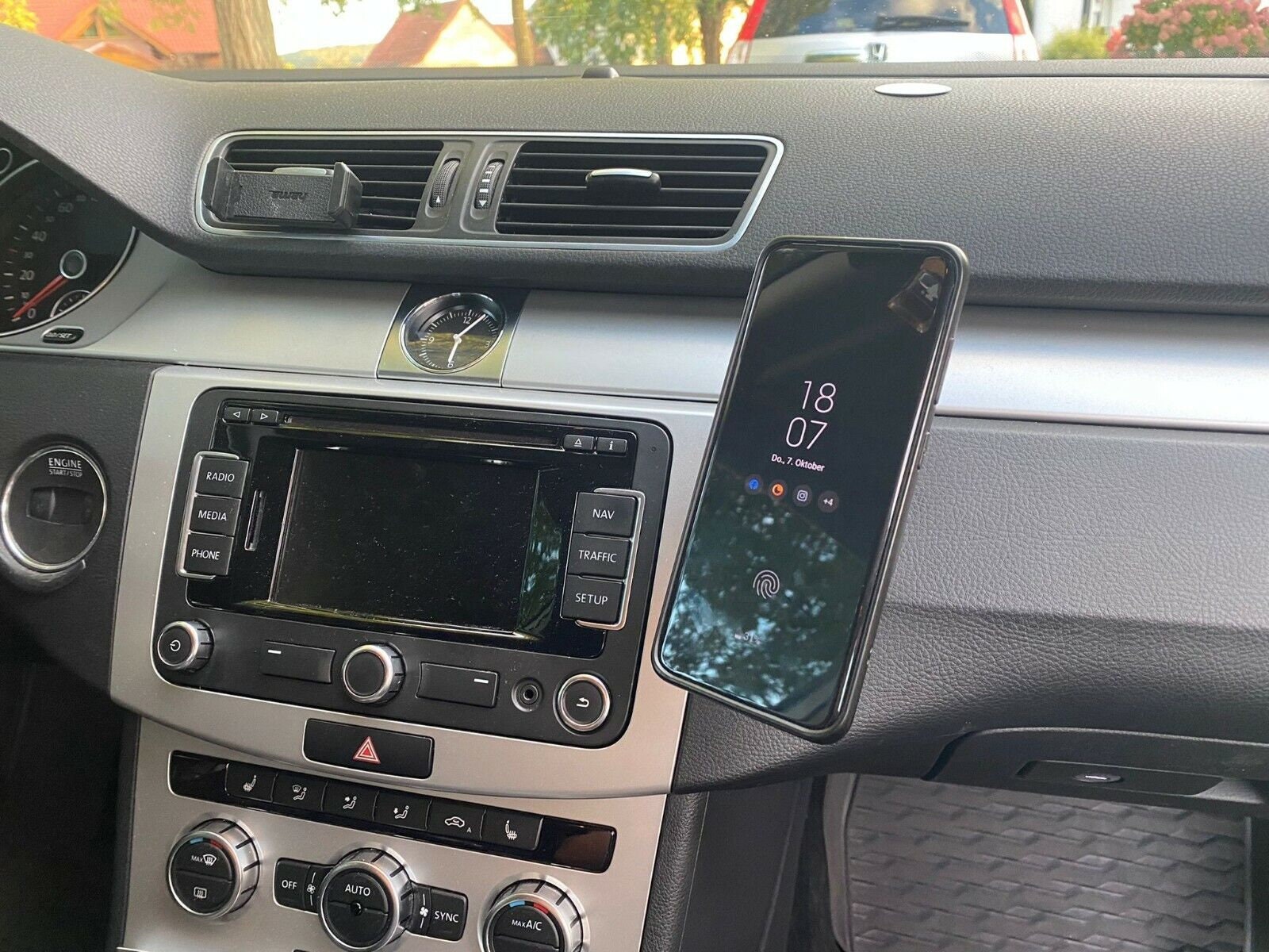 Smartphone holder suitable for VW AUDI mobile phone magnet swiveling Passat Golf EOS Polo