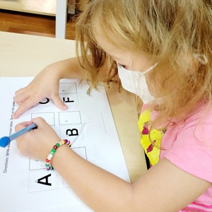 Aprende mayúsculas, correspondencia entre mayúsculas y minúsculas, cuaderno de ejercicios de mayúsculas, recurso digital de lenguaje Montessori para preescolar y jardín de infantes.