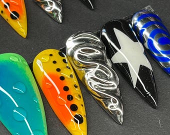 Mixed Design Drücken Sie auf die Nägel | Handgezeichnete Nagelkunst