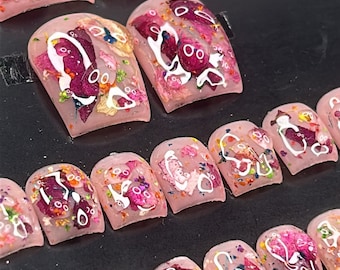 Aplique flores da primavera nas unhas dos pés