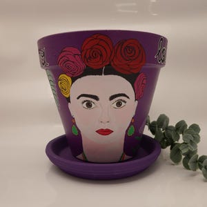 Frida Kahlo inspirierter Blumentopf | großer Pflanztopf | Blumentopf mit Untersetzer | XL Blumentopf | handbemalter Tontopf | Gartendeko