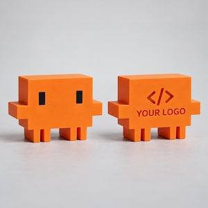 Peut inclure: Deux figurines orange vif pixelisées aux membres cubiques. La figurine de gauche présente deux petits yeux carrés noirs. Celle de droite affiche un symbole de balise de code noir au-dessus du texte YOUR LOGO en police grasse.