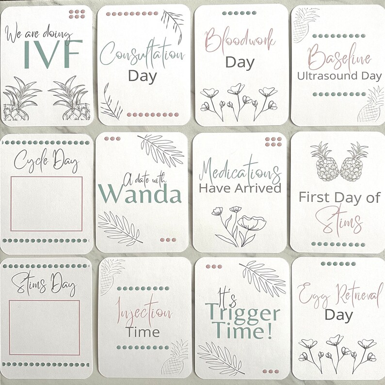 Puede incluir: Un conjunto de 10 tarjetas imprimibles con un fondo claro y acentos verdes y rosas. Las tarjetas presentan texto e ilustraciones relacionadas con el tratamiento de FIV, incluyendo "We are doing IVF", "Consultation Day", "Bloodwork Day", "Baseline Ultrasound Day", "Cycle Day", "A date with Wanda", "Medications Have Arrived", "First Day of Stims", "Stims Day", "Injection Time", "It's Trigger Time!" and "Egg Retrieval Day".