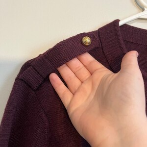 Cardigan NWOT Talbots bordeaux doré en laine mérinos avec écusson militaire XL image 5