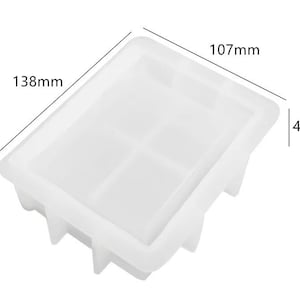 Può includere: Uno stampo in silicone bianco per realizzare oggetti artigianali di forma quadrata. Lo stampo misura 138 mm x 107 mm x 42 mm.
